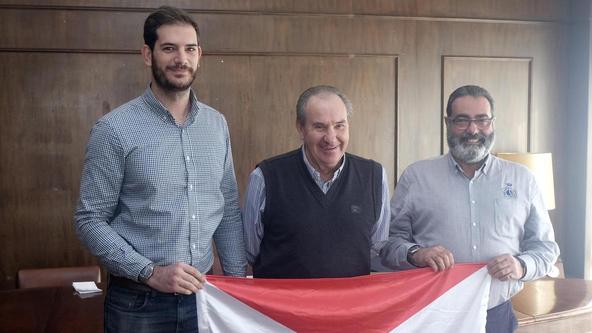 Antonio Pérez, “Tone”, el presidente del RCNV, José Antonio Portela, y el de la RFGV, Manuel Villaverde, con la bandera de Vigo.