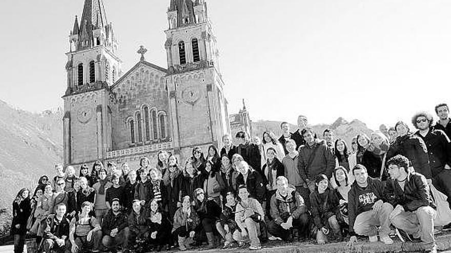 Los estudiantes de Erasmus, ayer, frente a la basílica de Covadonga.