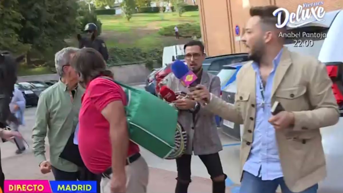 Ortega Cano y los reporteros de 'Sálvame' y Europa Press en este tenso momento