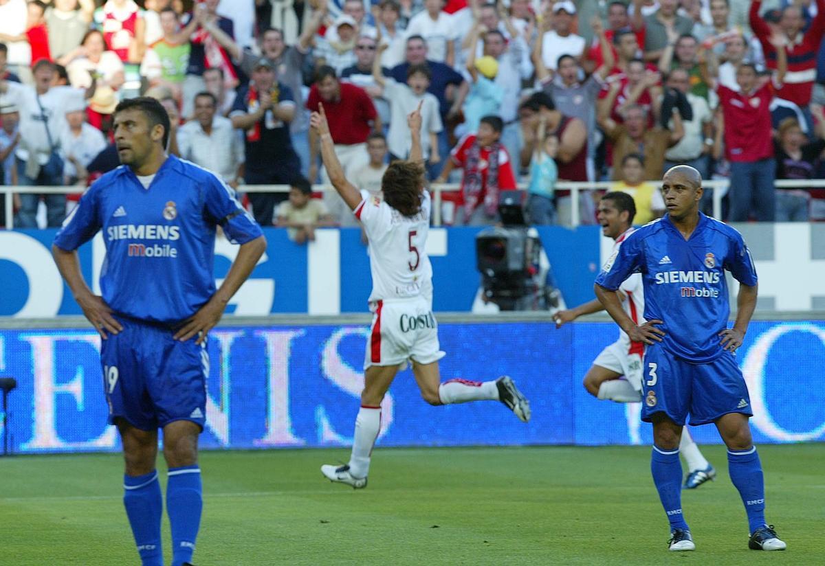 Sergio Ramos celebra su gol al Real Madrid ante los lamentos de Walter Samuel y Roberto Carlos.