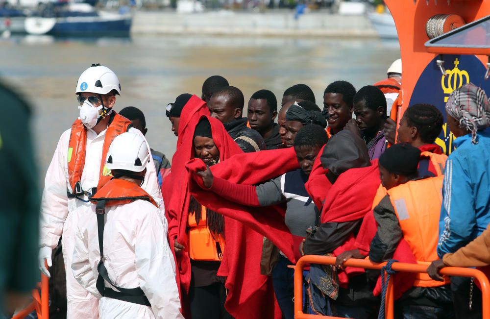 Una nueva embarcación, con 53 inmigrantes a bordo, es localizada y rescatada frente a la costa malagueña