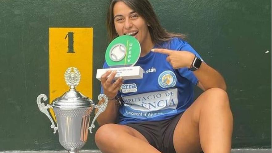 Lidia Simón con el trofeo de campeona de Europa