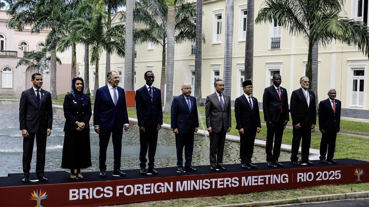 Los ministros de Exteriores de los BRICS posan para la foto de familia antes de iniciar su reunión, este lunes en Río de Janeiro.