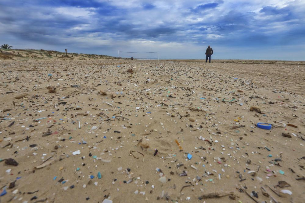 Más de tres mil fragmentos de plástico por metro cuadrado se pueden encontrar en la arena de la playa situada junto a la desembocadura del Segura en Guardamar