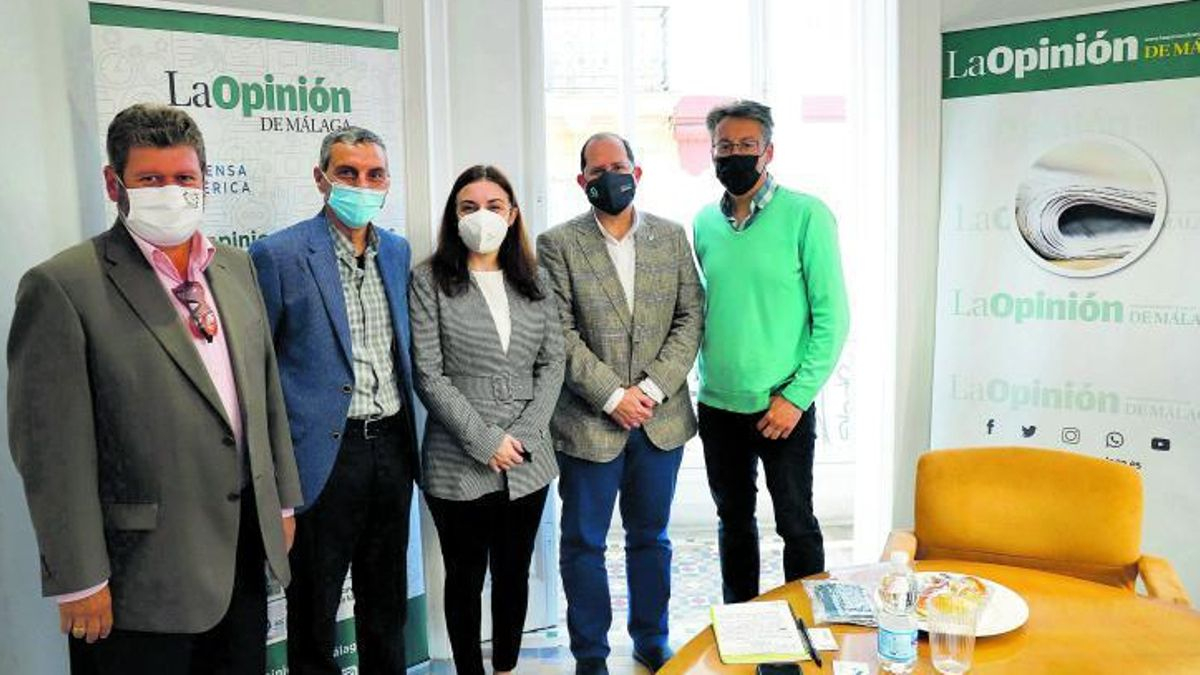 Sebastián Cervantes, Enrique López Cuenca, Laura Moreno, Ricardo Bandrés y Emilio Fernández, en las instalaciones de La Opinión de Málaga.