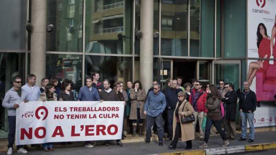 Protesta de los trabajadores del ente público, ayer a las puertas de las instalaciones en Alicante.