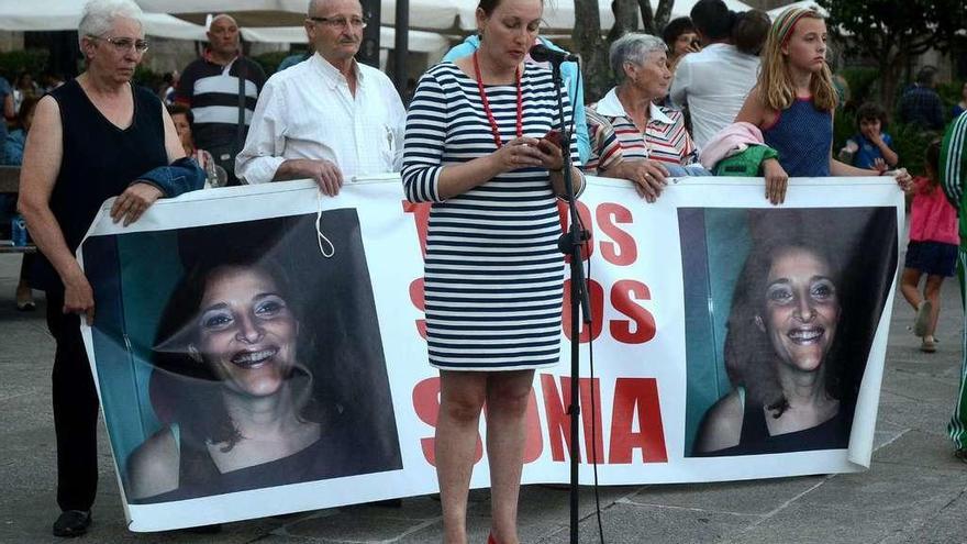 Mari Carmen Iglesias lee ante sus padres (izda.) un manifiesto en la marcha de 2017 por la desaparición de su hermana. // Rafa Vázquez