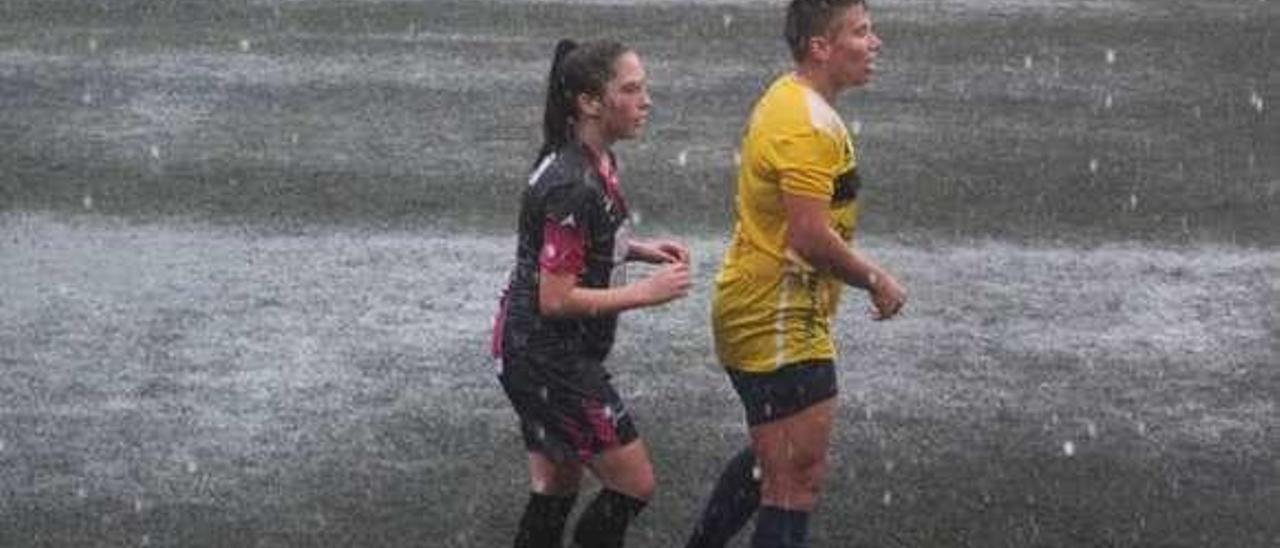 Aspecto del campo por la intensa lluvia en el partido entre el Femiastur y el Navarro.