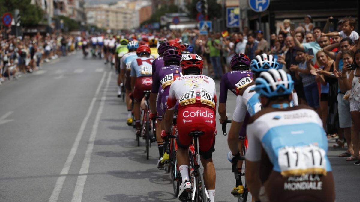 Los ciclistas afrontan una exigente etapa de montaña