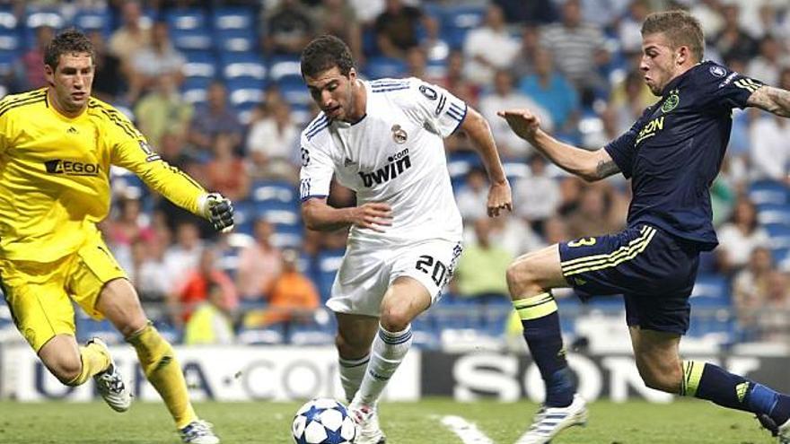 El delantero argentino del Real Madrid, Higuaín, se lleva el balón ante los jugadores del Ajax de Amsterdam.