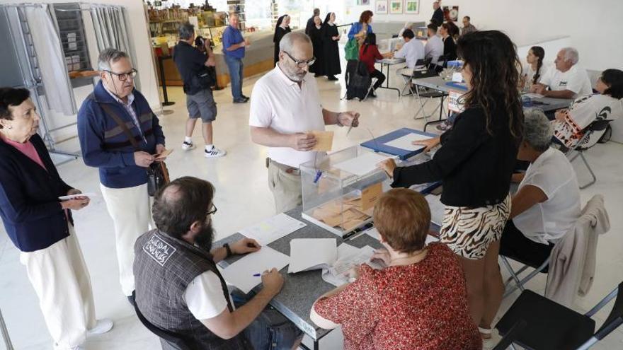 Ciudadanos votando ayer en un colegio electoral en Santiago de Compostela  / Antonio hernández
