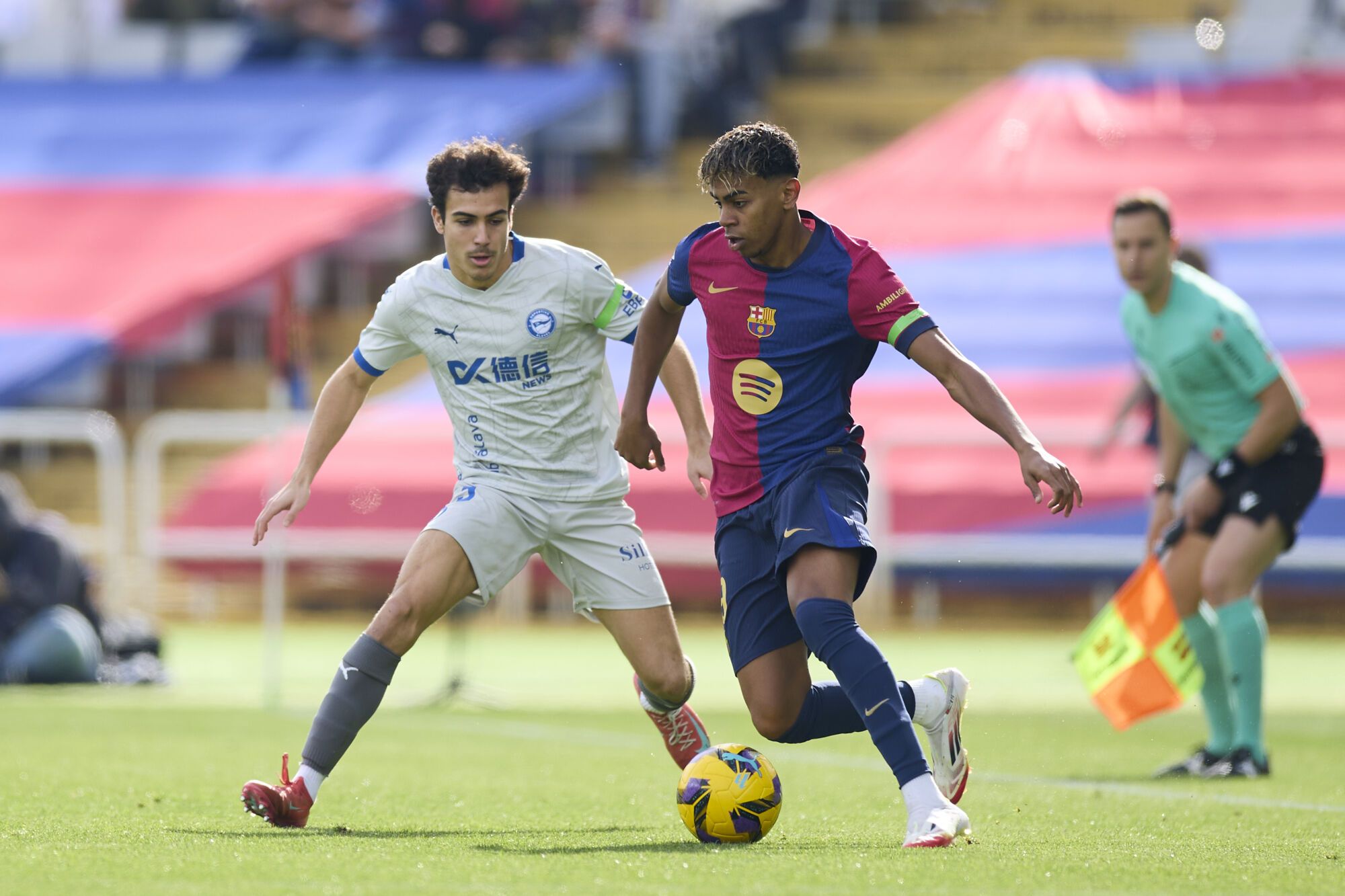 Manu Sanchez of Deportivo Alaves competes for the ball with Lamine Yamal of FC Barcelona during the LaLiga EA Sports match between FC Barcelona and Deportivo Alaves at Estadi Olimpic Lluis Companys on February 2, 2025, in Barcelona, Spain. AFP7 02/02/2025 ONLY FOR USE IN SPAIN. Ricardo Larreina / AFP7 / Europa Press;2025;SPORT;ZSPORT;SOCCER;ZSOCCER;FC Barcelona v Deportivo Alaves - La Liga EA Sports;