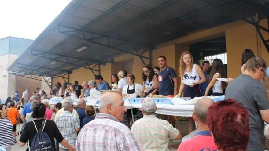 Multitudinaria «sardinada» benéfica en Peñíscola