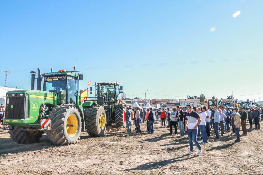 Concurso de lanzamiento de azada y tractores en la