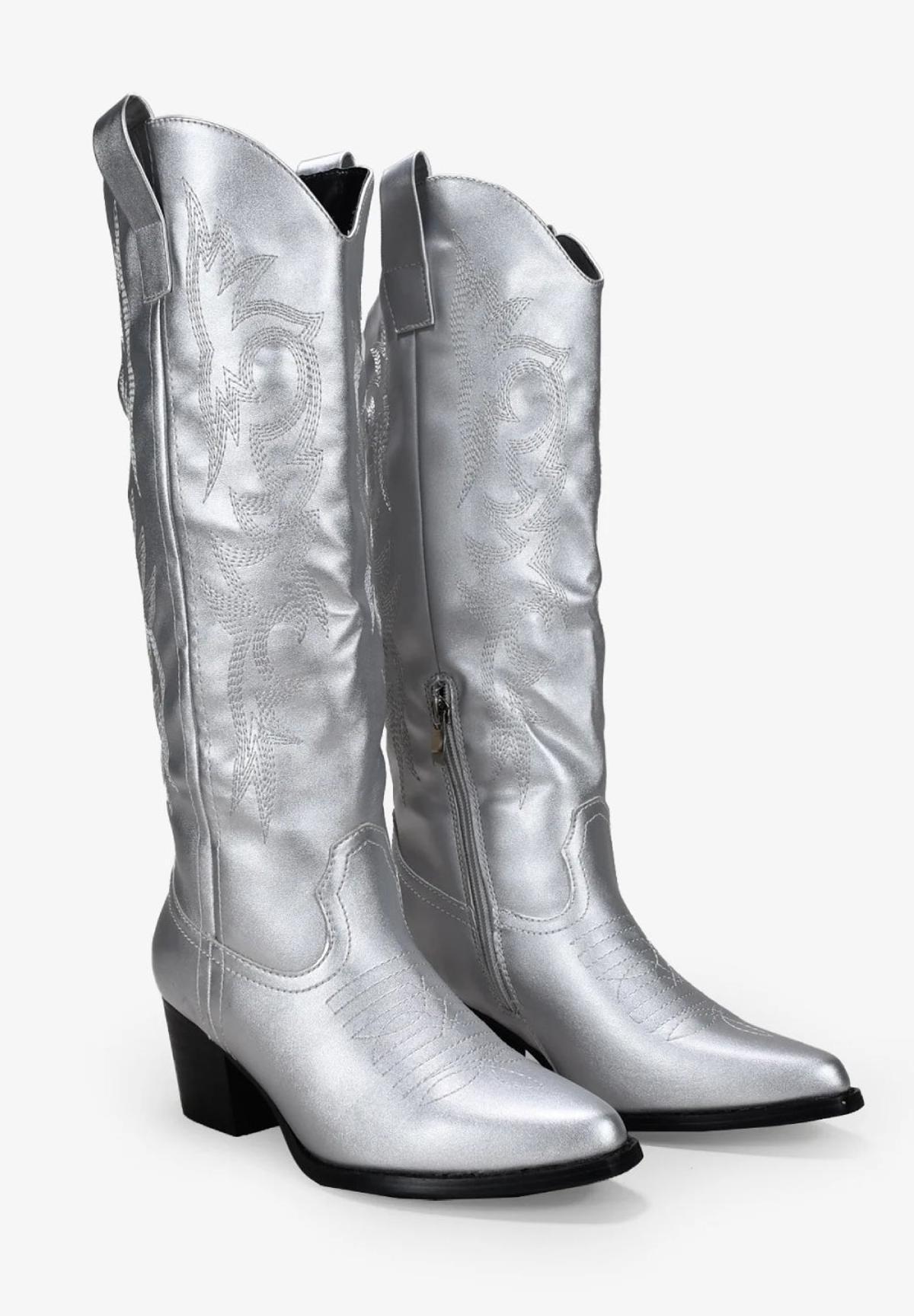 Botas cowboy plata con bordado de Bosanova (precio: 59,95 euros)