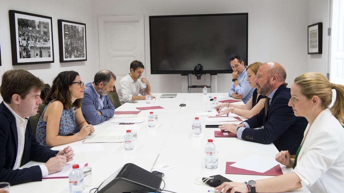 Reunión de Gaspar y Mas para tratar los proyectos.