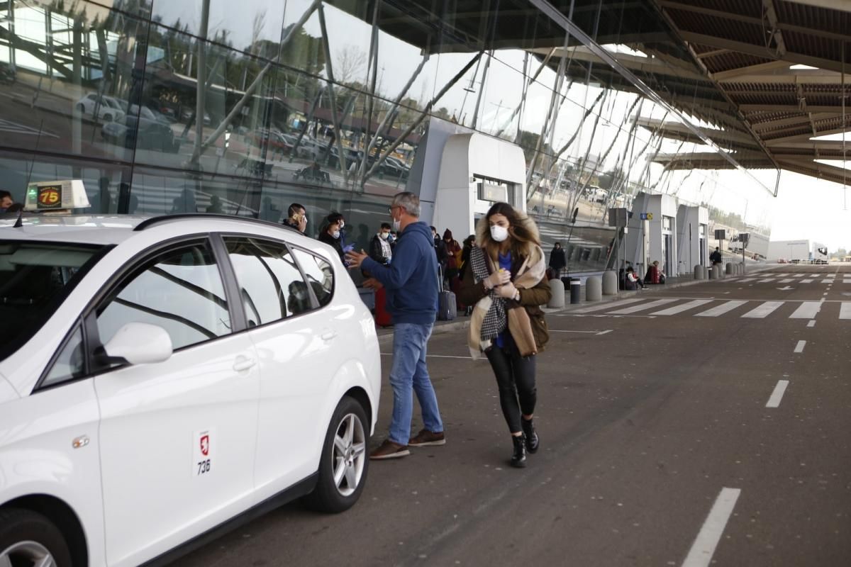 Los viajeros de Londres llegan al aeropuerto de Zaragoza