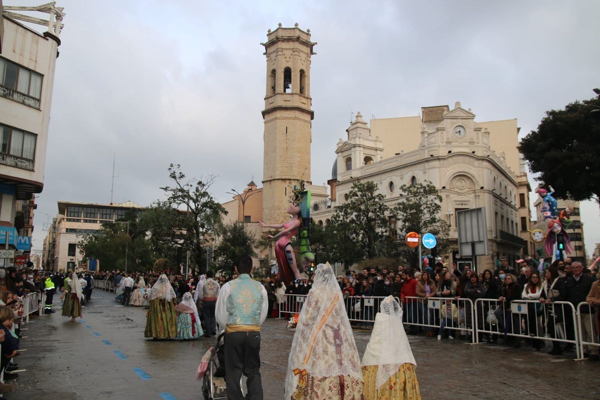 Cientos de falleras y falleros agasajaron a la Mare de Déu de la Misericòrdia con flores, a pesar de la lluvia.