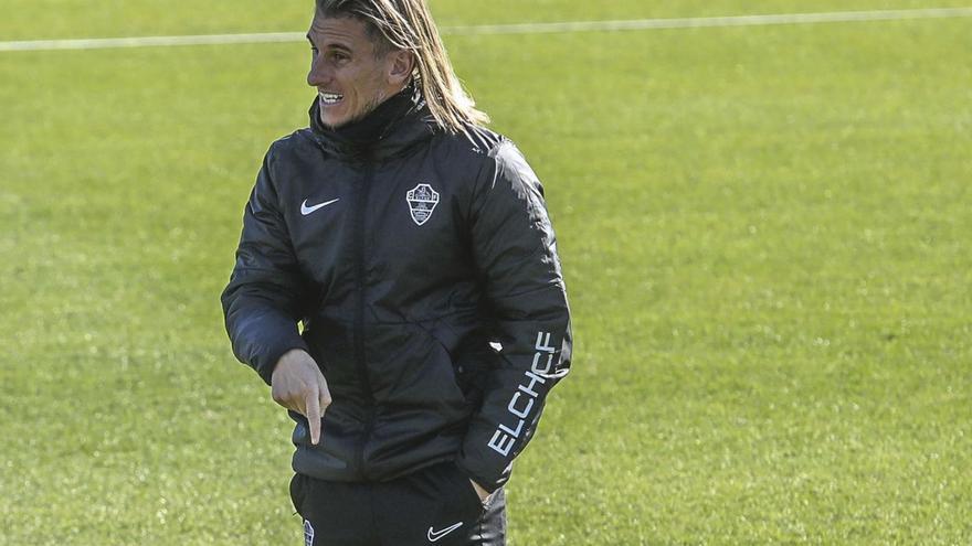 El entrenador del Elche CF, Sebastián Beccacece, en el campo de entrenamiento esta semana. | ANTONIO AMORÓS