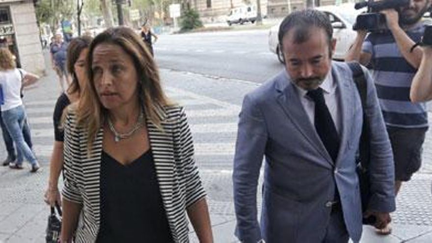 Aina Castillo llegando hoy a los juzgados para prestar declaración.