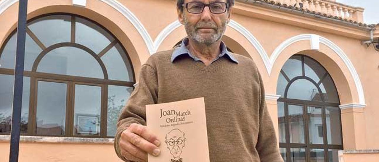 Honorat Bauçà Roig, con su libro, en las Escoles Velles, ayer.