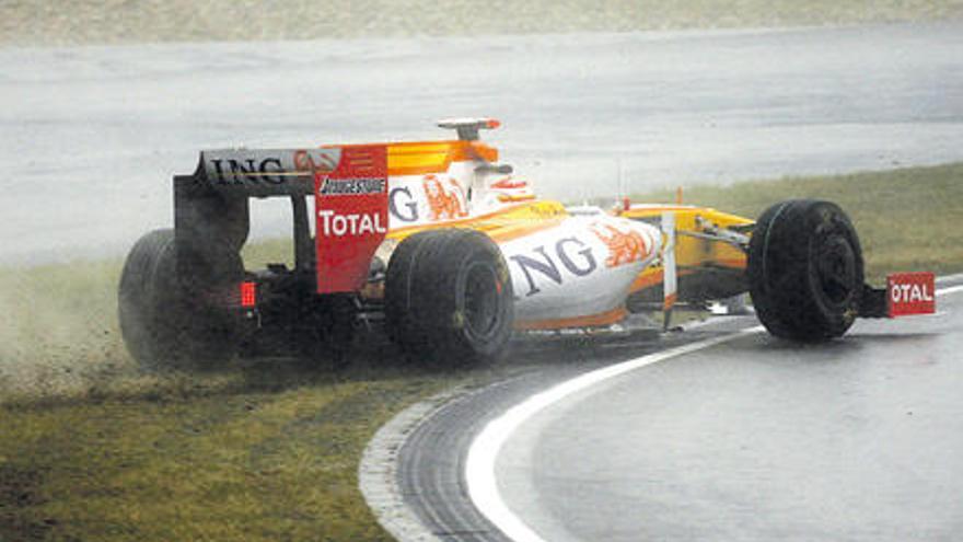 Fernando Alonso en el momento en que se salió de la pista a los mandos de su Renault.