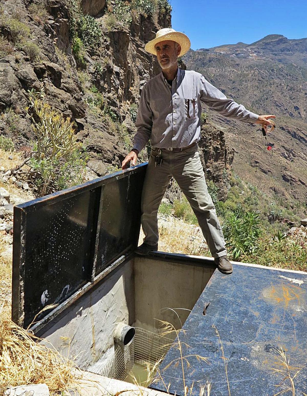 Peraza Cano en la biodepuradora de Acusa Seca, en Artenara.