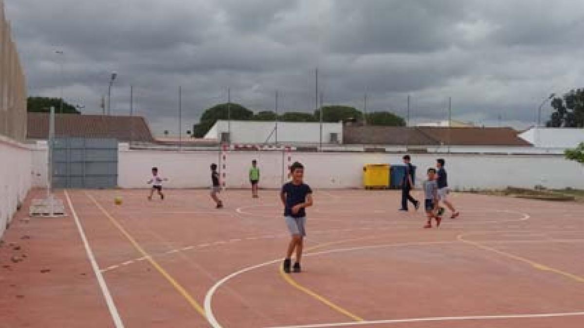 Actual cerramiento perimetral del colegio de Novelda del Guadiana, deteriorado.