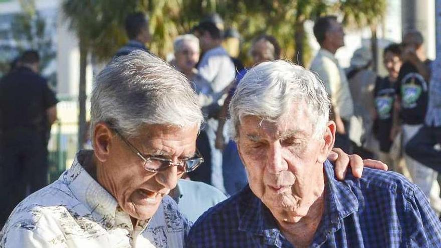 Armando Valladares y Posada Carriles en la protesta de Miami. // Efe