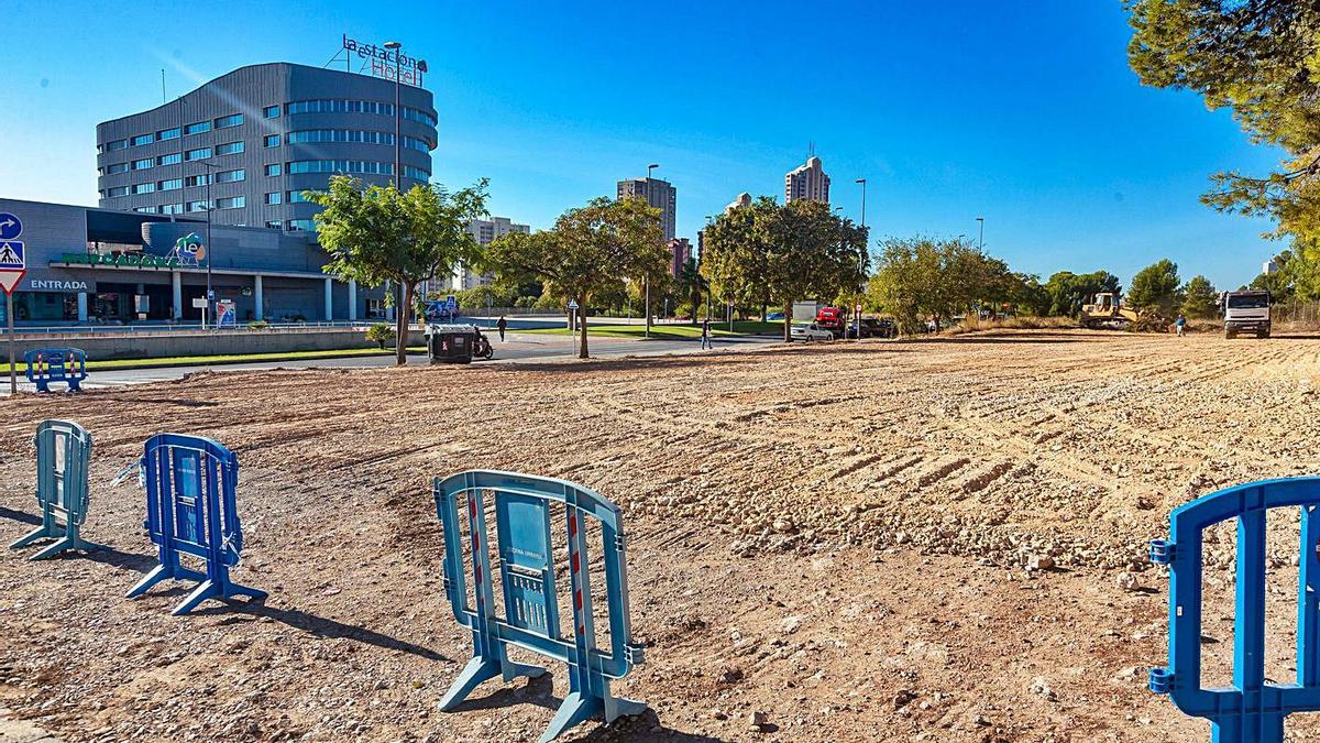 La parcela de la futura Comisaría de Benidorm que se va a convertir en un aparcamiento. | DAVID REVENGA