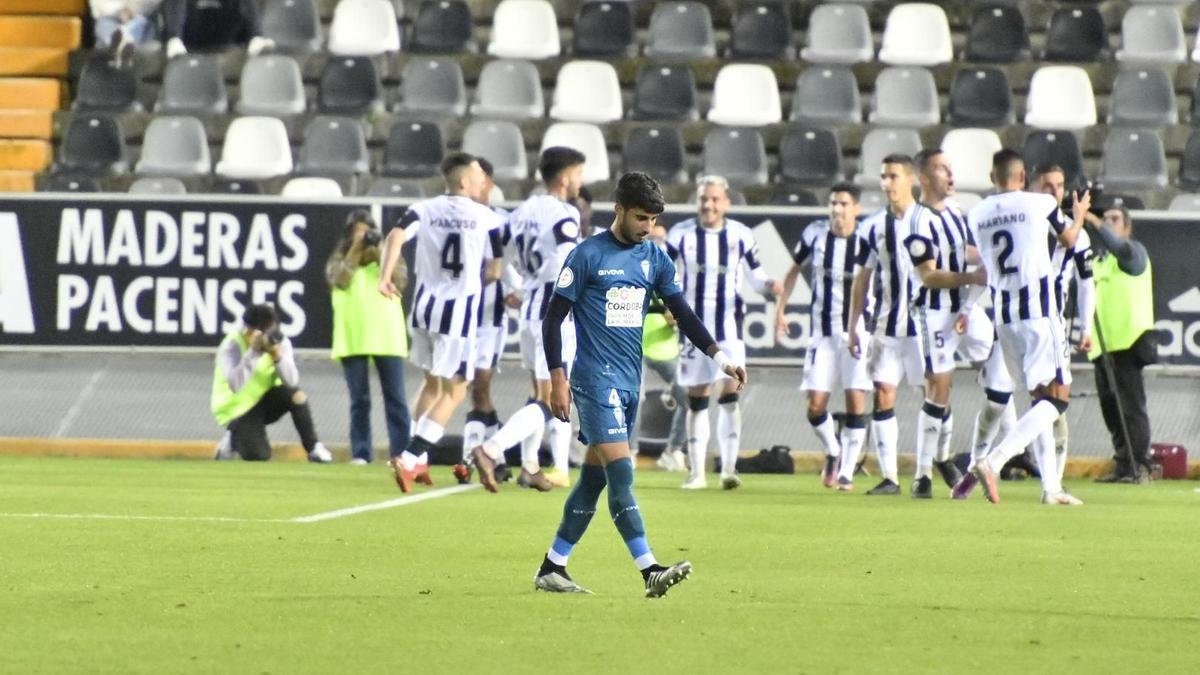 El Badajoz celebra su segundo tanto, obra de Francis Ferrón desde el punto de penalti, ante el Córdoba CF.