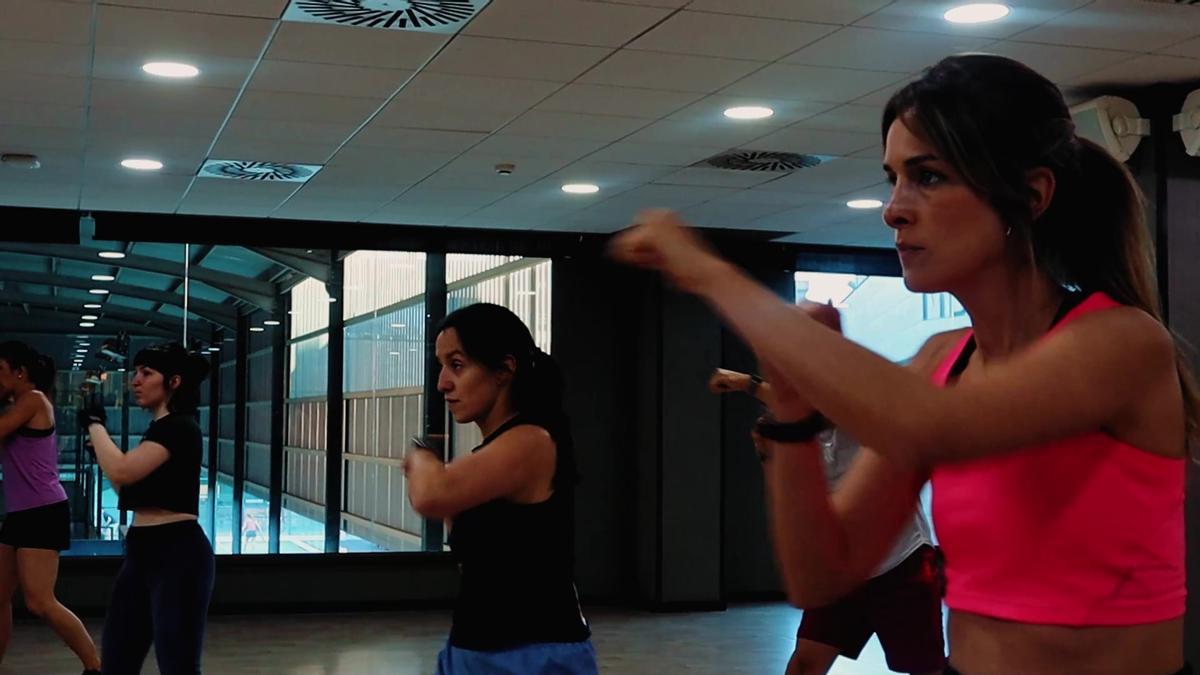 HBX Boxing combina saco y balón de golpeo para trabajar cardio, fuerza y agilidad.
