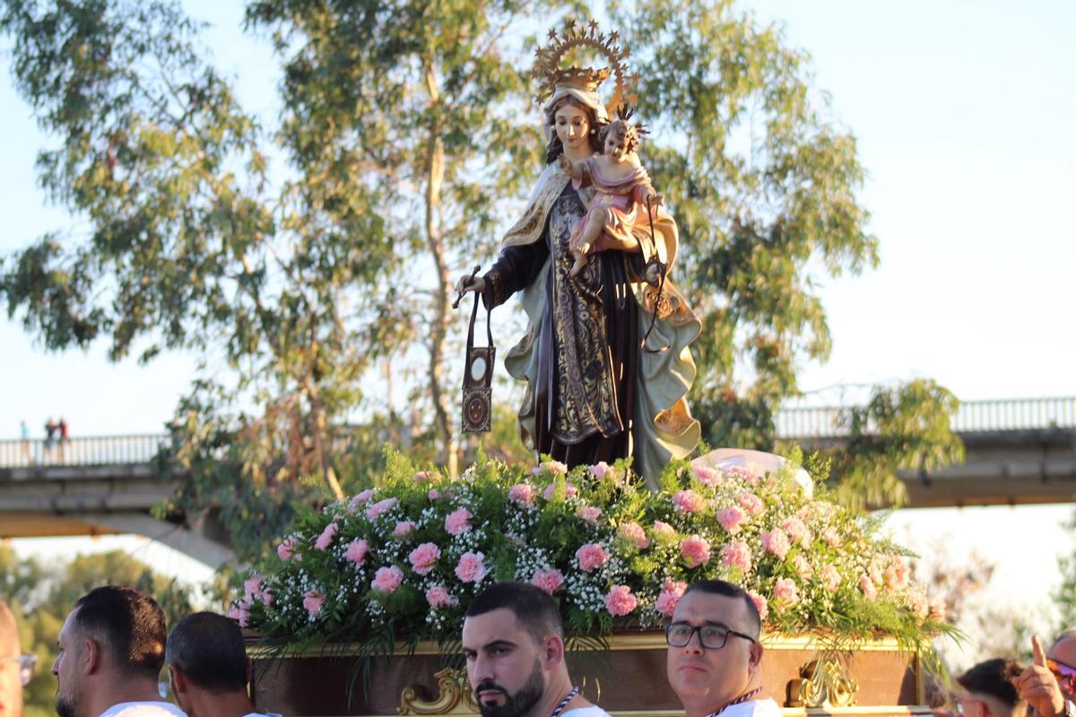 FOTOGALERÍA | La Virgen del Carmen surca el río Guadiana en Badajoz: "Ellas son las que reman y las que de verdad la guían"