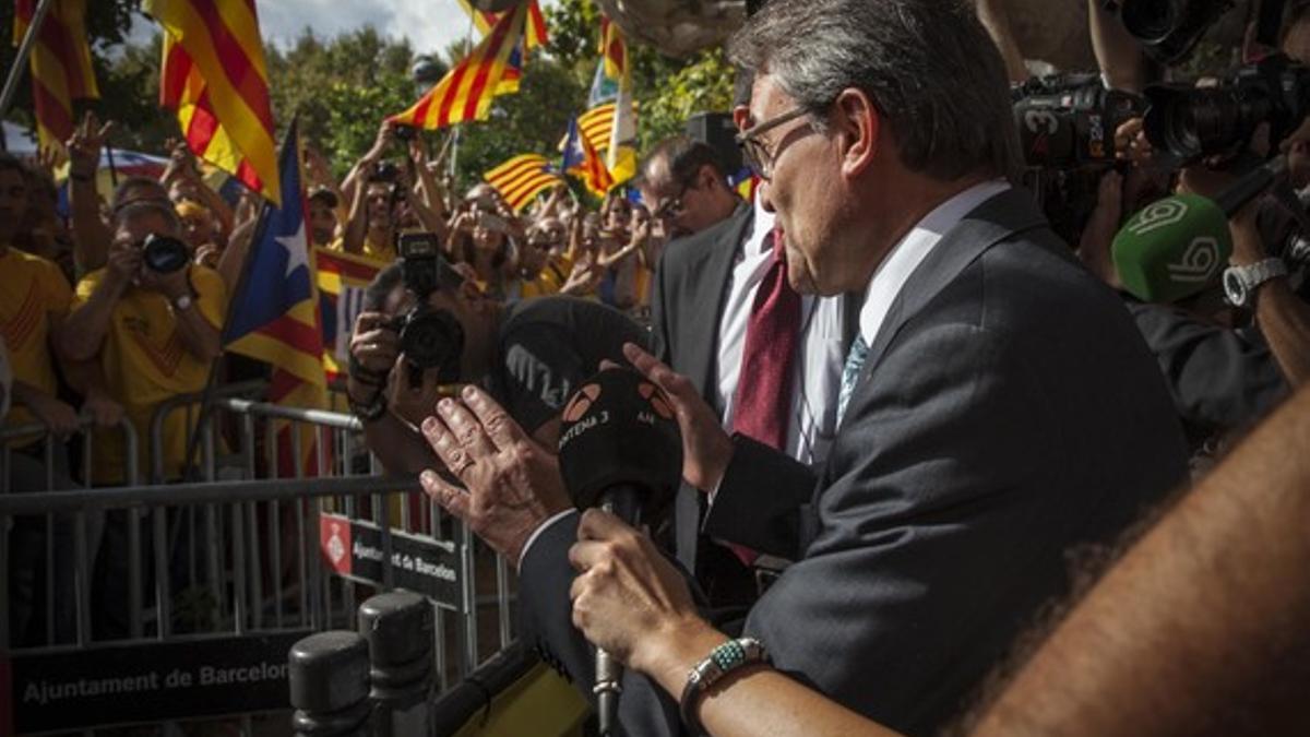 Aprobación en el Parlament de la ley catalana de consultas 6