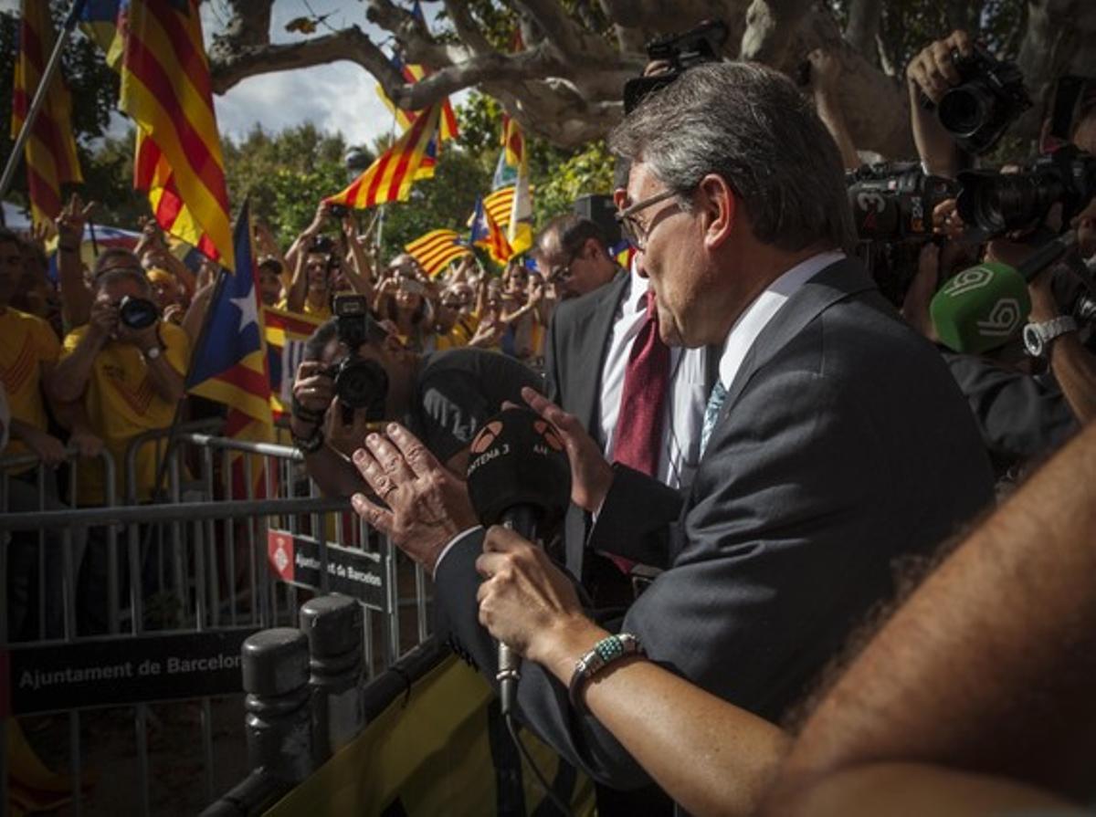 El ’president’ Mas dialoga con los participantes de la concentración de la ANC ante el Parlament de Catalunya.