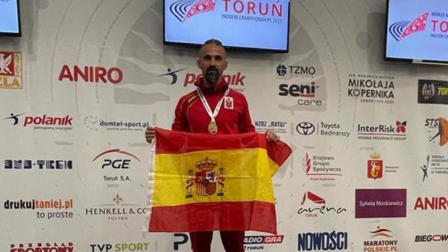 Francisco Ruiz, en el podio con su medalla de oro. | R.D.