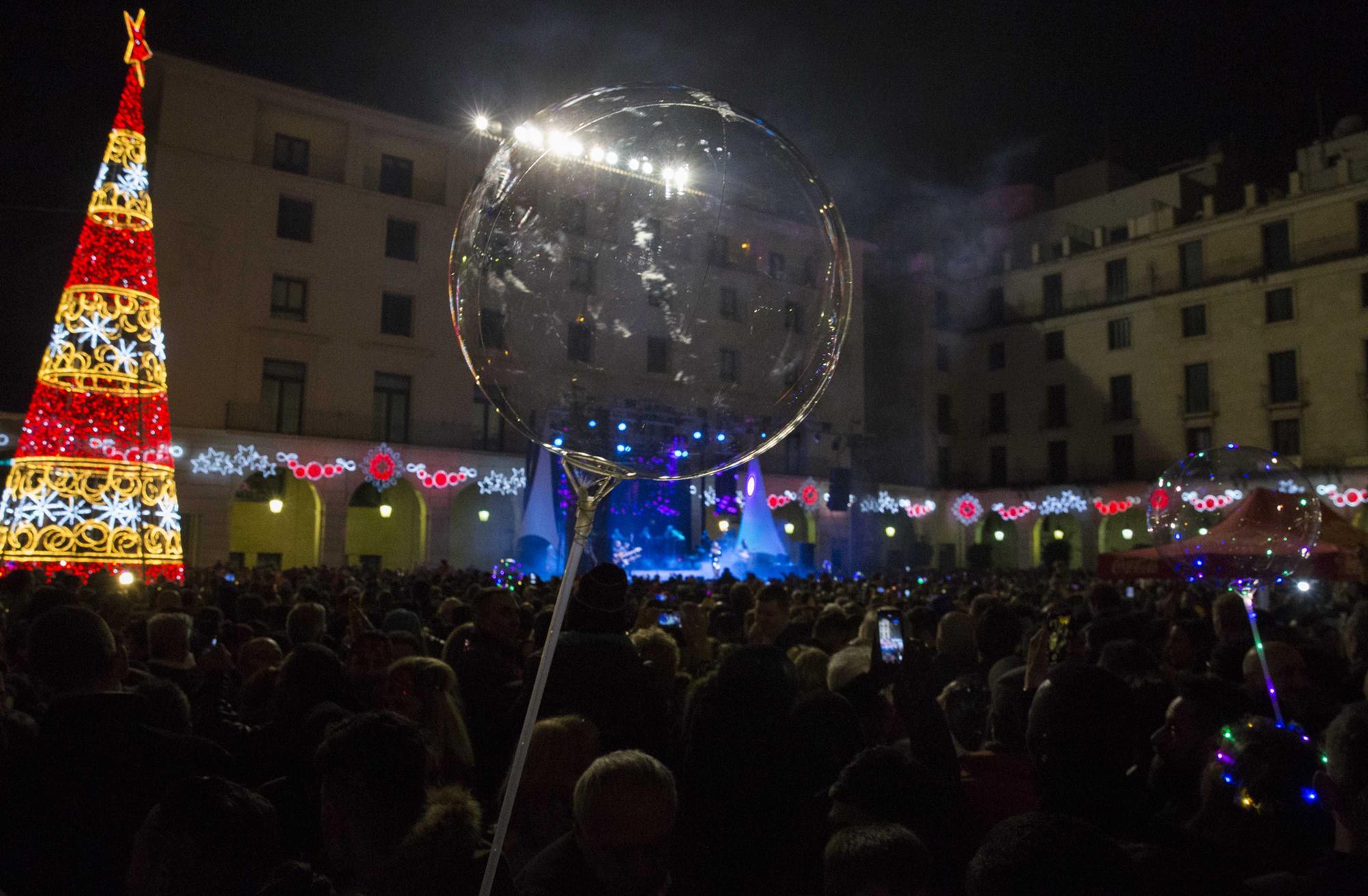 Así se disfruta la Nochevieja en la Plaza del Ayuntamiento de Alicante