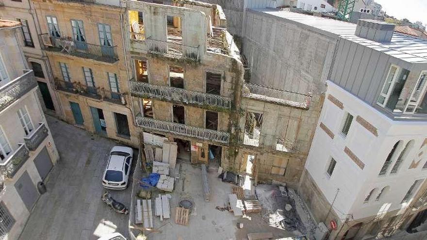 Edificio de Real 27, propiedad del Consorcio Casco Vello y pendiente de rehabilitación.  // Jorge Santomé