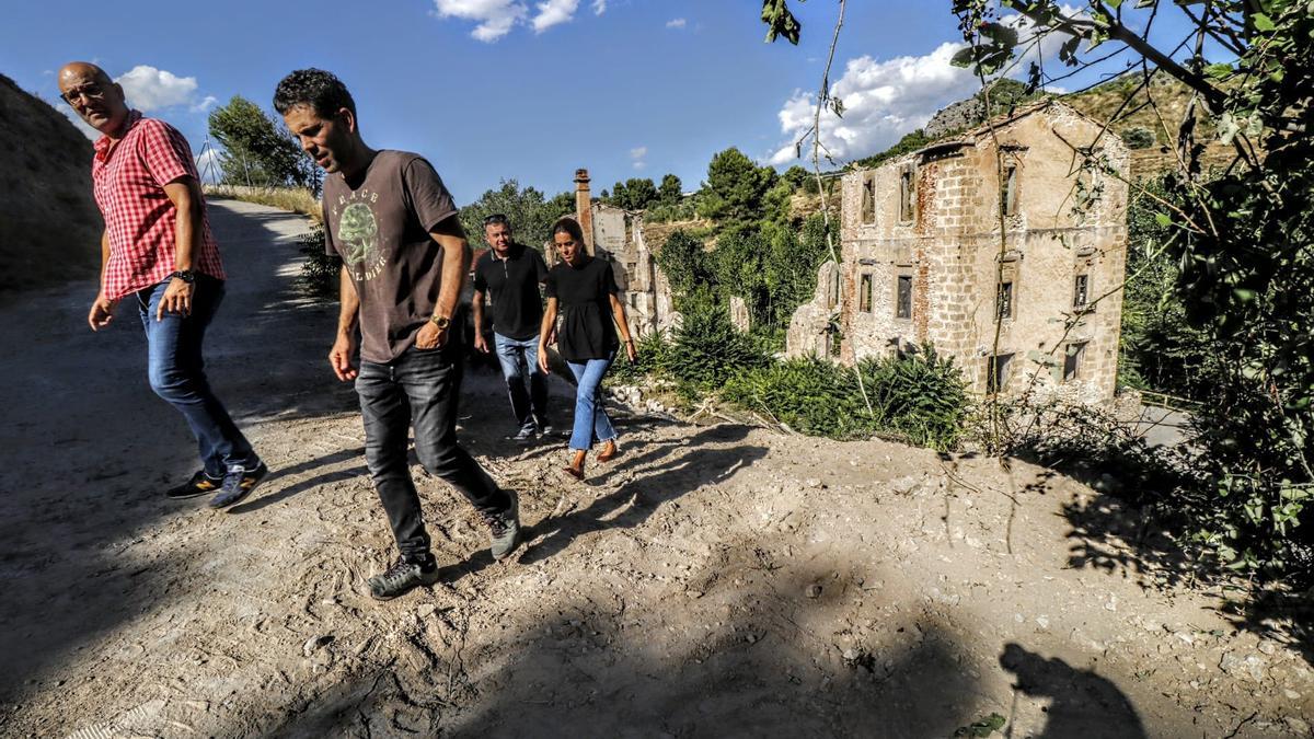 Los técnicos en la rampa habilitada en el Molinar para que puedan pasar los camiones.