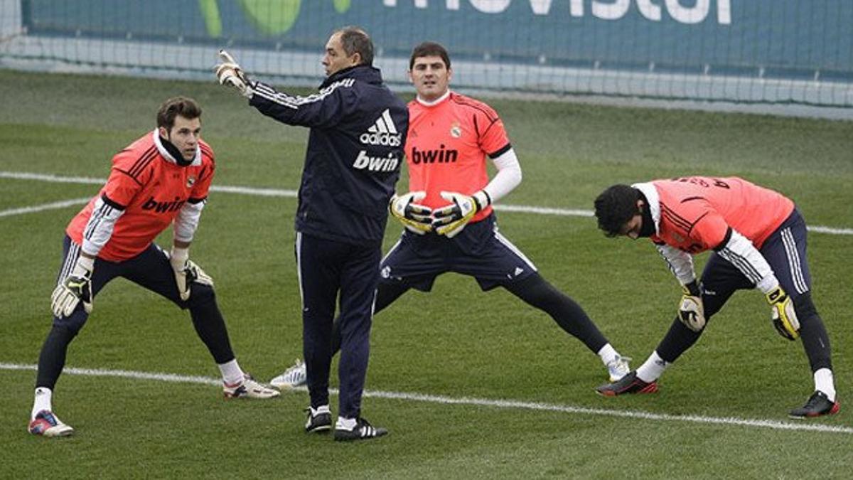 Jesús Fernández, Iker Casillas y Antonio Adán, con el entrenador de porteros Silvino Louro