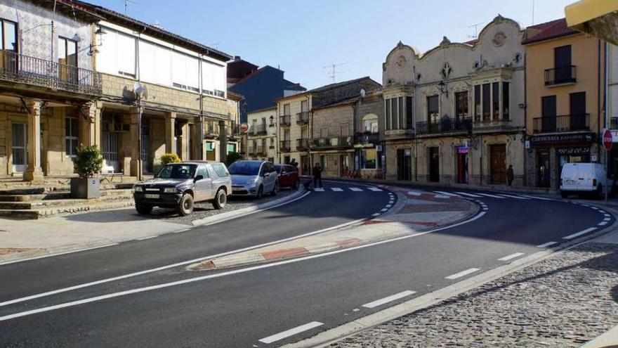 Tramo de la carretera nacional a su paso por la travesía de Alcañices.