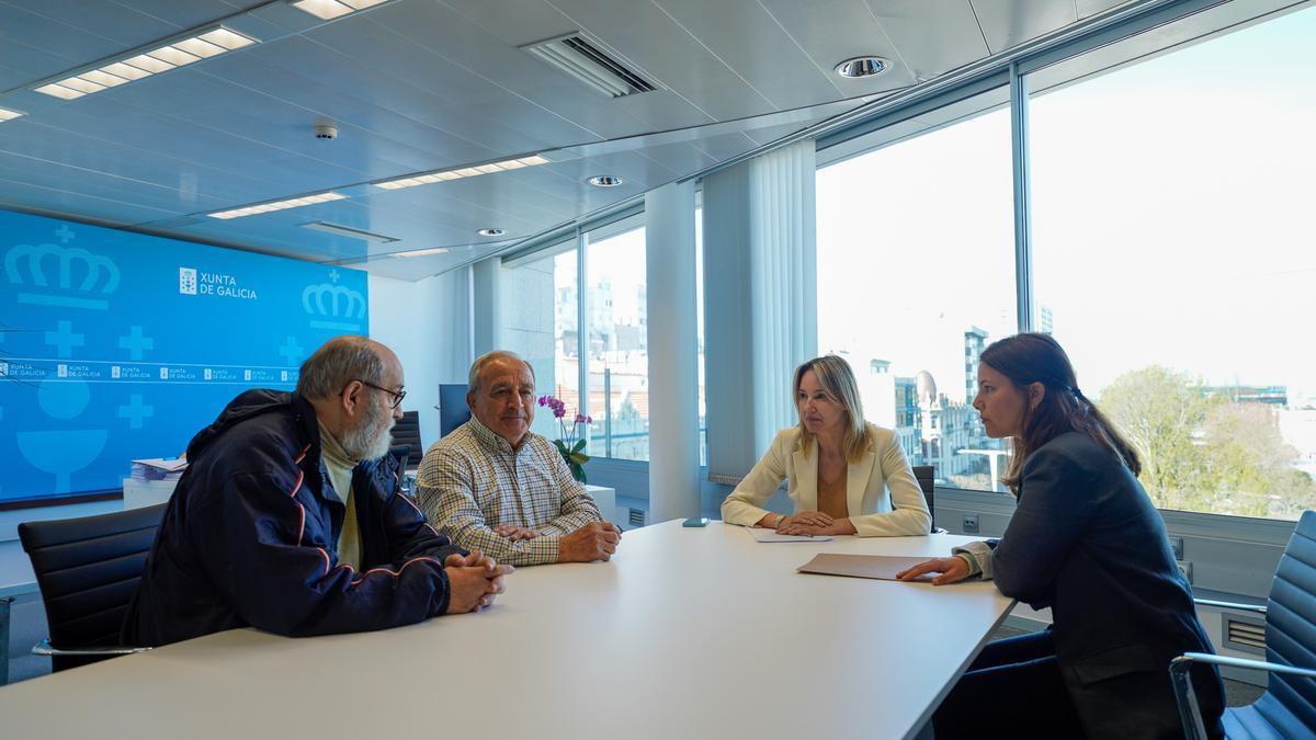 Reunión de Fernández-Tapias con representantes de Os Ninguéns.