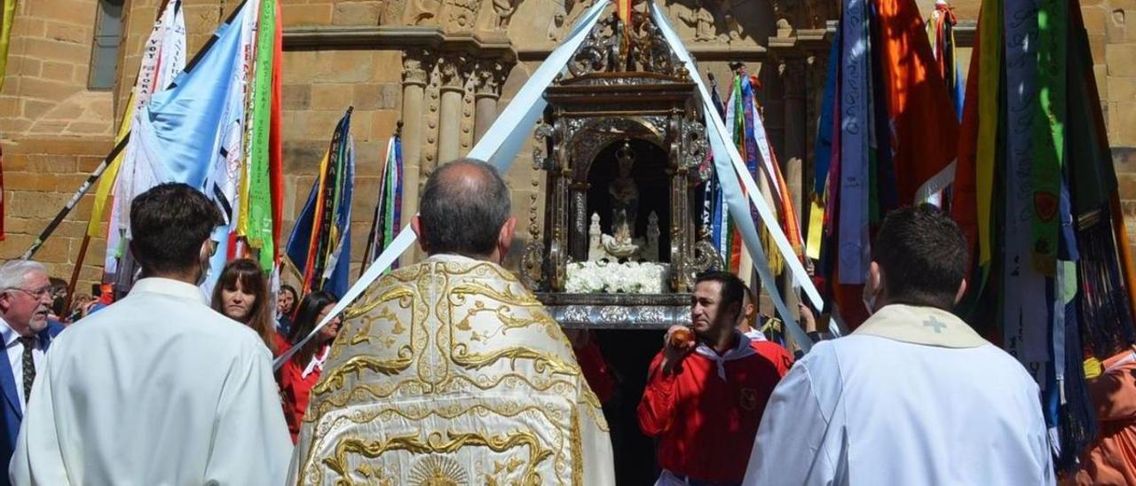 La peña Malgrat fue la encargada de meter la imagen de la patrona en Santa María. | E. P.