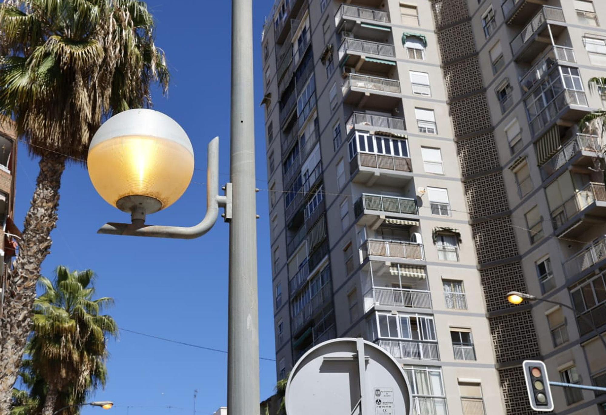 Farolas encendidas durante el día en Maria Mazzarello