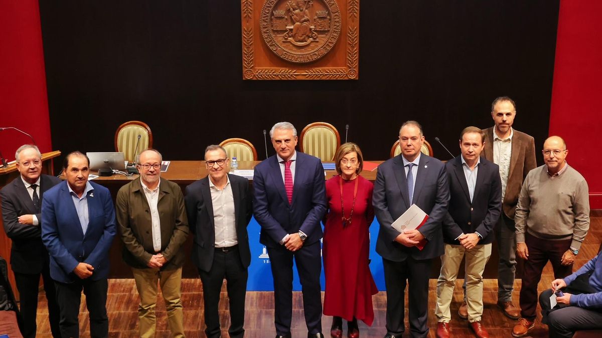 José Miguel Sanz, Jesús Arnau, Miguel Ángel Abadía, Rafael Gracia Aldaz, José Miguel Rodrigo, Mª Teresa Navarro Julián, German Pardiñas, Lucio de la Cruz, Roberto Higuero y José Juan Salvador durante el acto de presentación del ORVA en el Aula Magna del Paraninfo de la Universidad de Zaragoza.