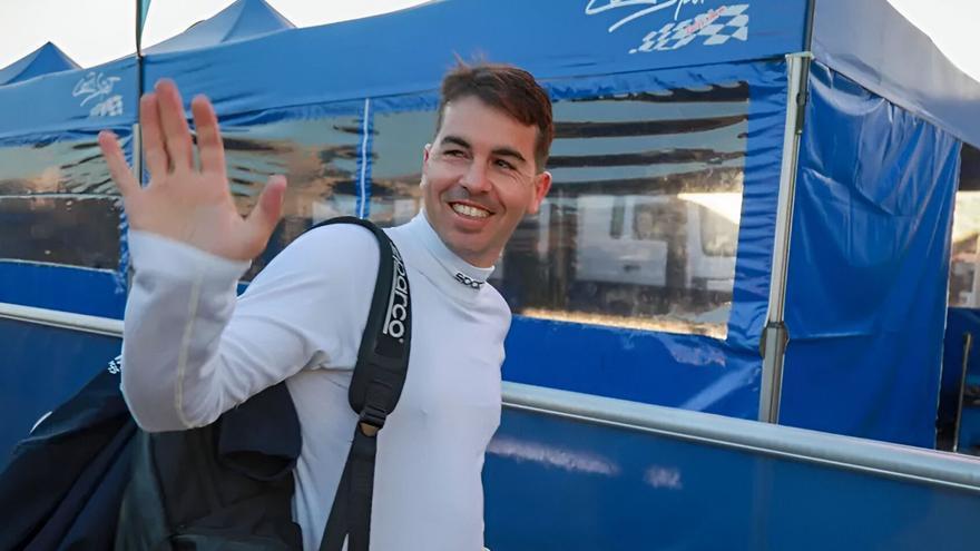 Cruz saluda al público en el Rally Isla de Lanzarote, prueba que dio el pistoletazo de salida al Campeonato de Canarias de Rallyes de Asfalto.