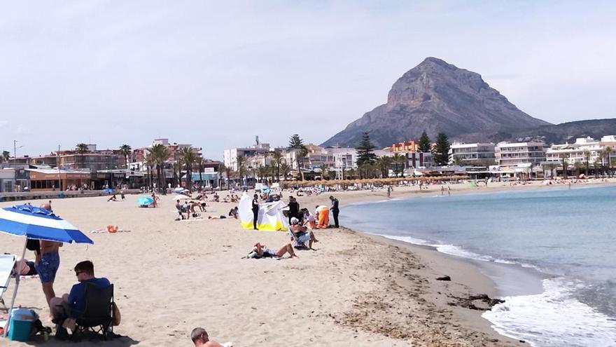 Muere una bañista en la playa del Arenal de Xàbia