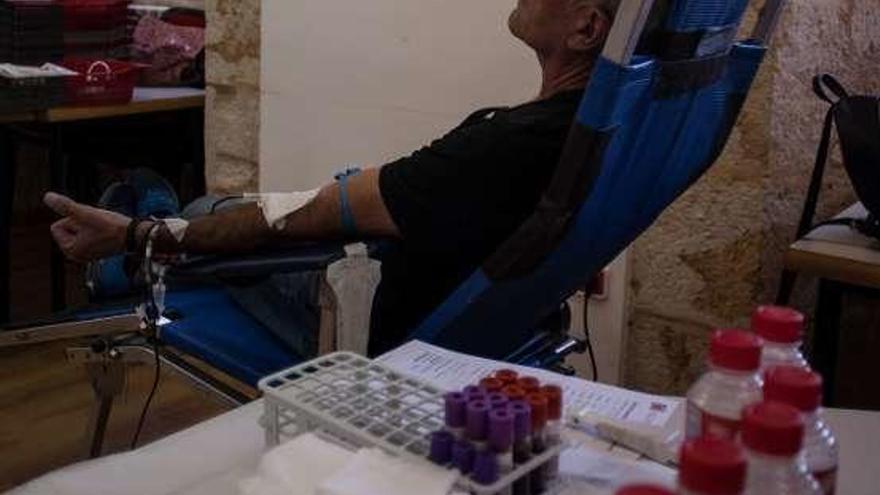 Un hombre dona sangre ayer en el Seminario.