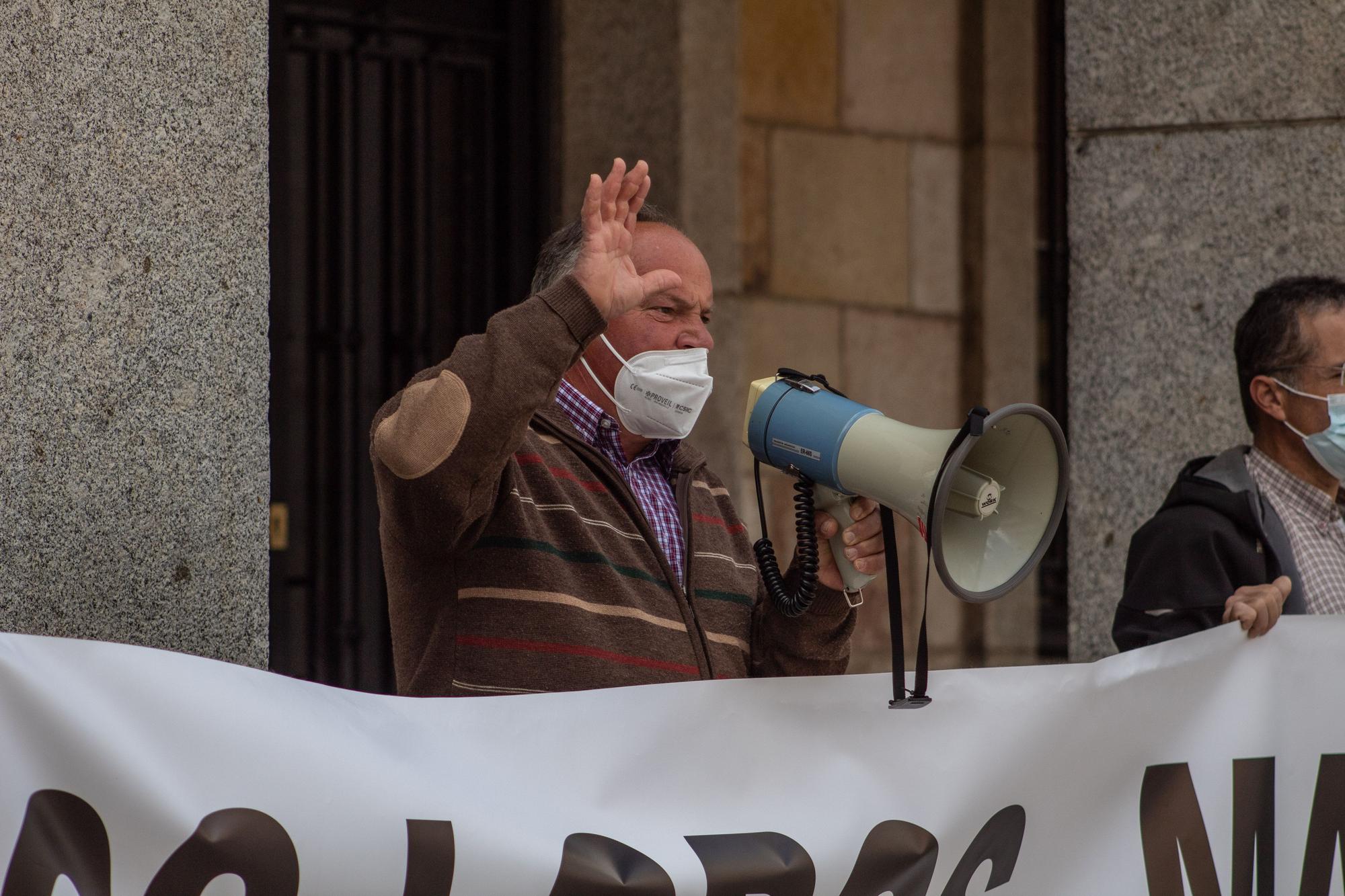 GALERÍA | Manifestación en contra de la "sobreprotección" del lobo ibérico