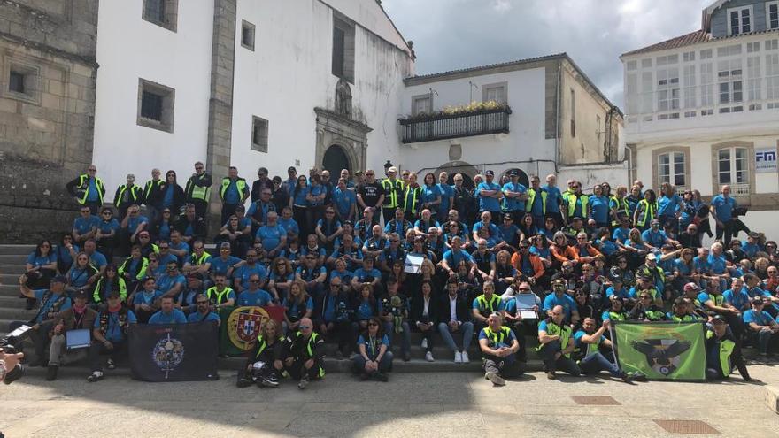 Policías, hoy, en las escaleras del atrio de Santo Domingo